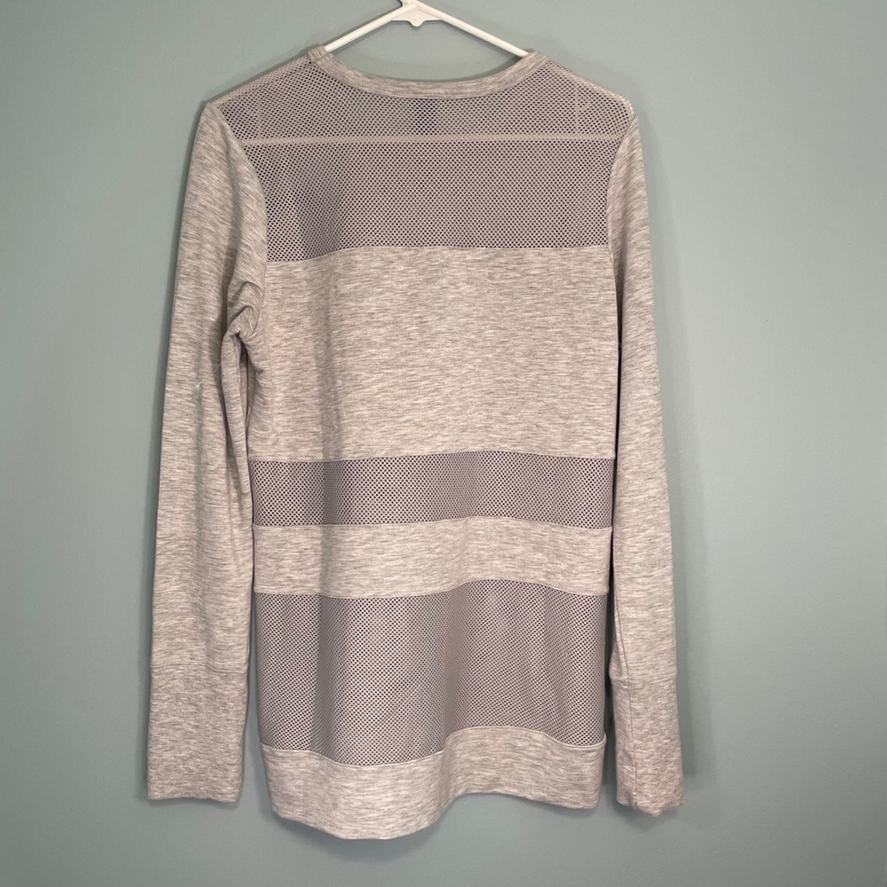 Yogalicous  gray mesh long sleeve shirt size large - Picture 4 of 4